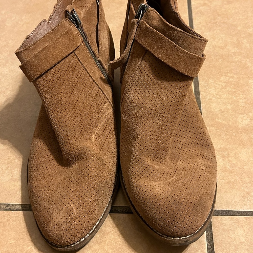 Dolce vita tan suede ankle boots. Size 9 lightly worn.